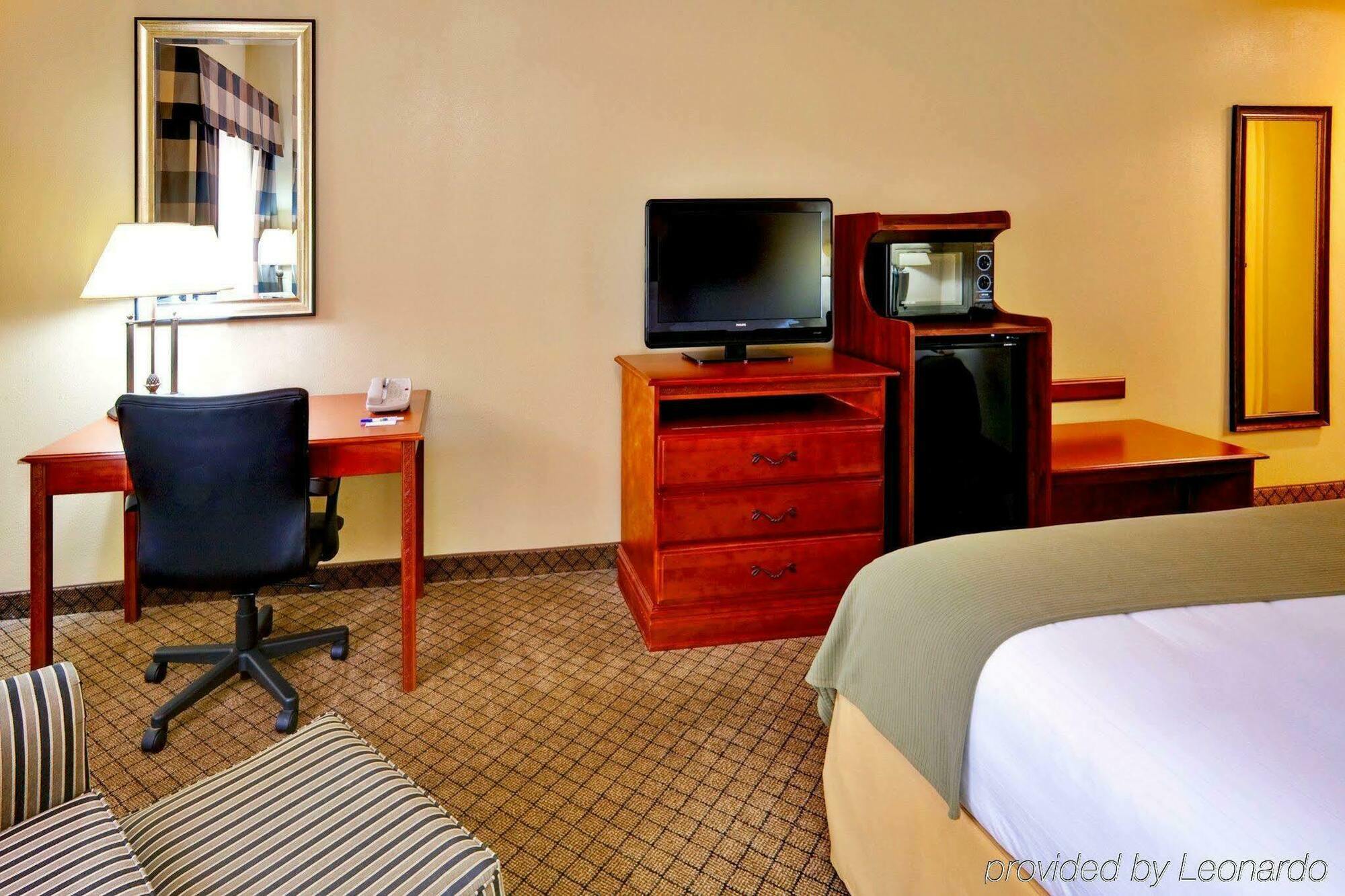Holiday Inn Express & Suites Greenwood Oda fotoğraf